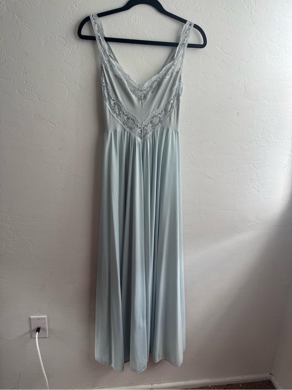 Olga Bodysilk 9295 light blue lace trim sleeveless V-neck gown, size M